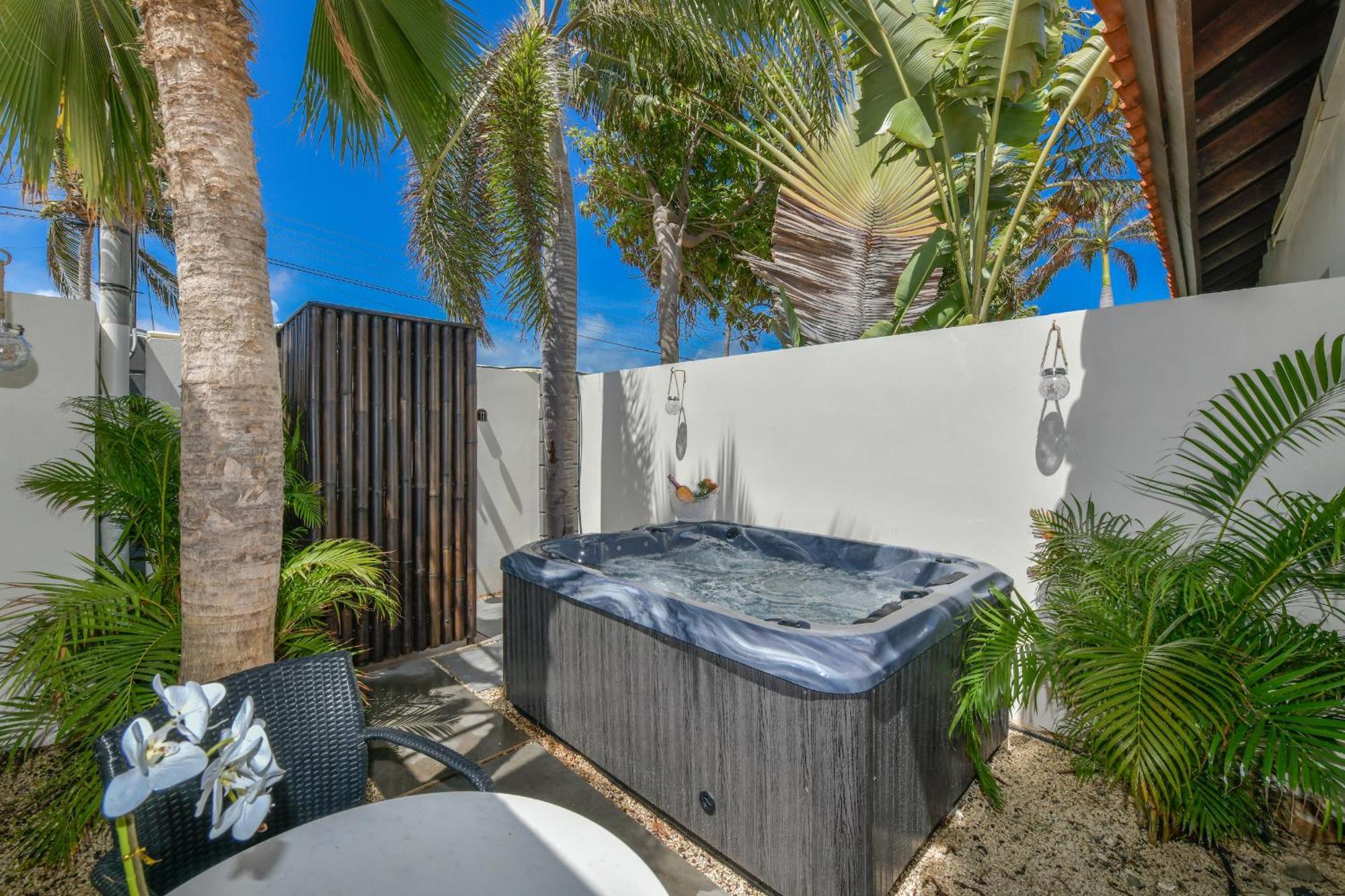 Boutique Hotel Swiss Paradise Aruba Villas And Suites Palm Beach Exteriör bild