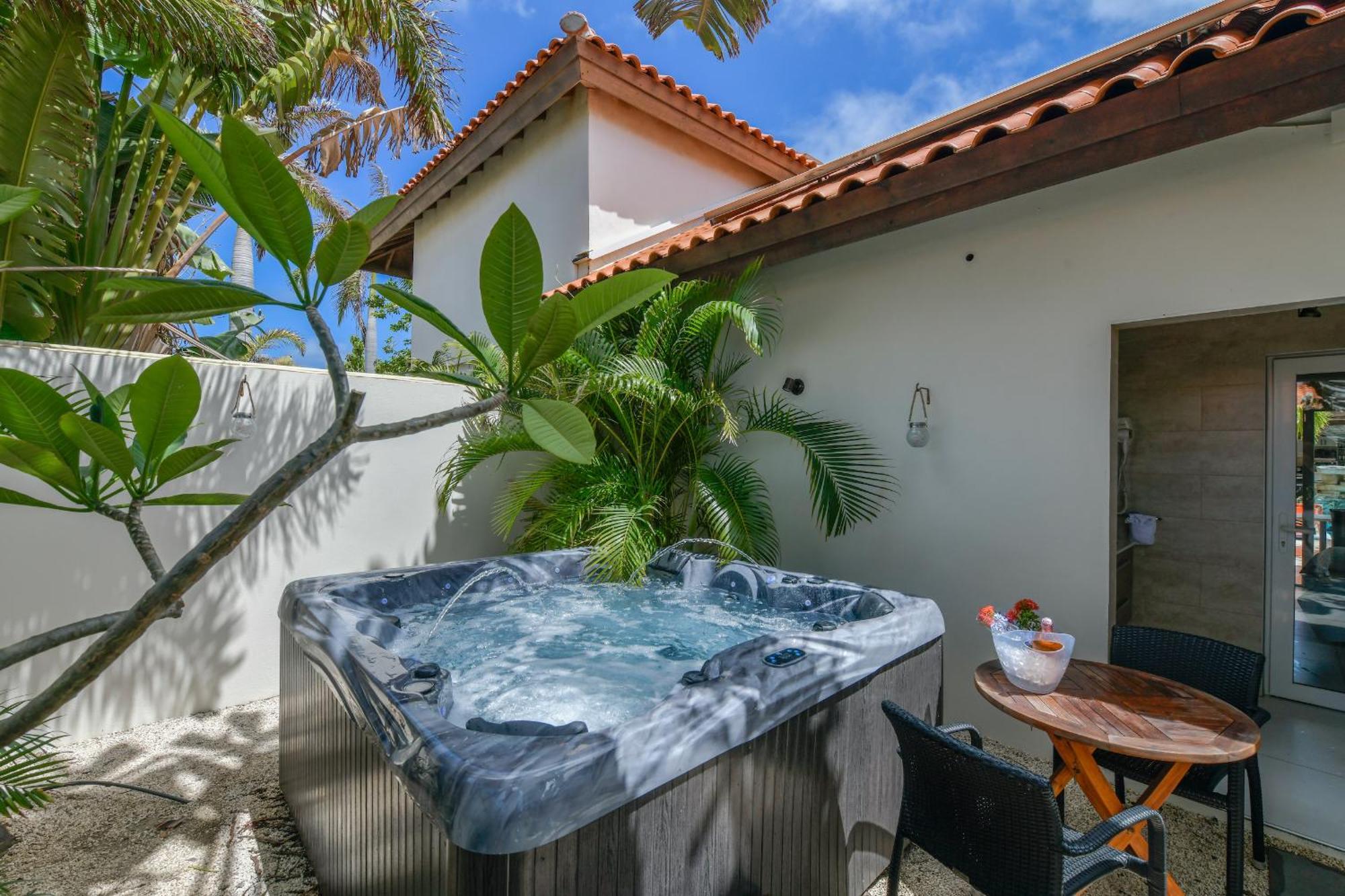 Boutique Hotel Swiss Paradise Aruba Villas And Suites Palm Beach Exteriör bild