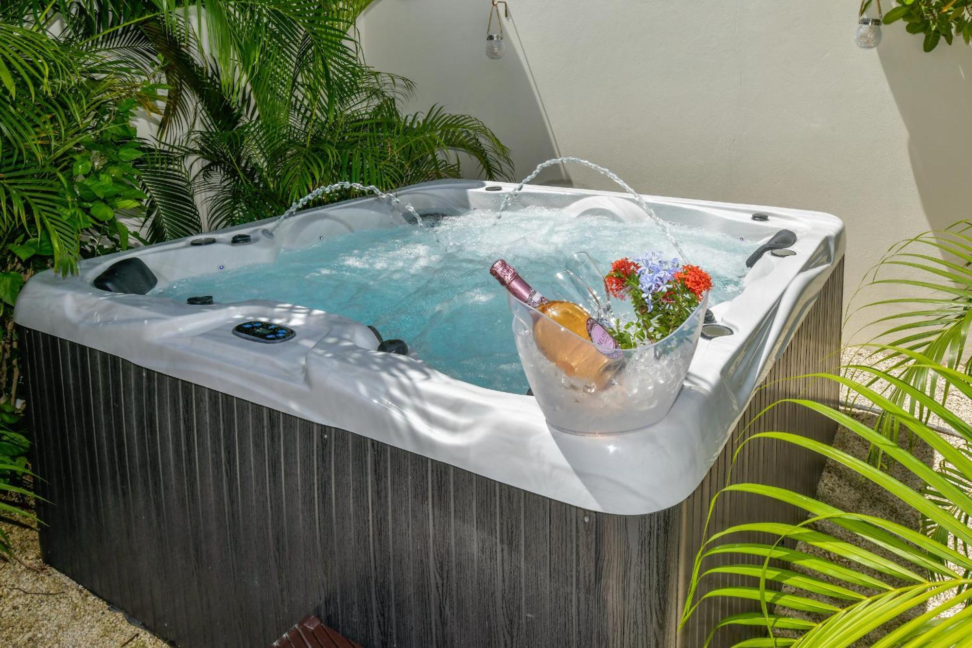 Boutique Hotel Swiss Paradise Aruba Villas And Suites Palm Beach Exteriör bild
