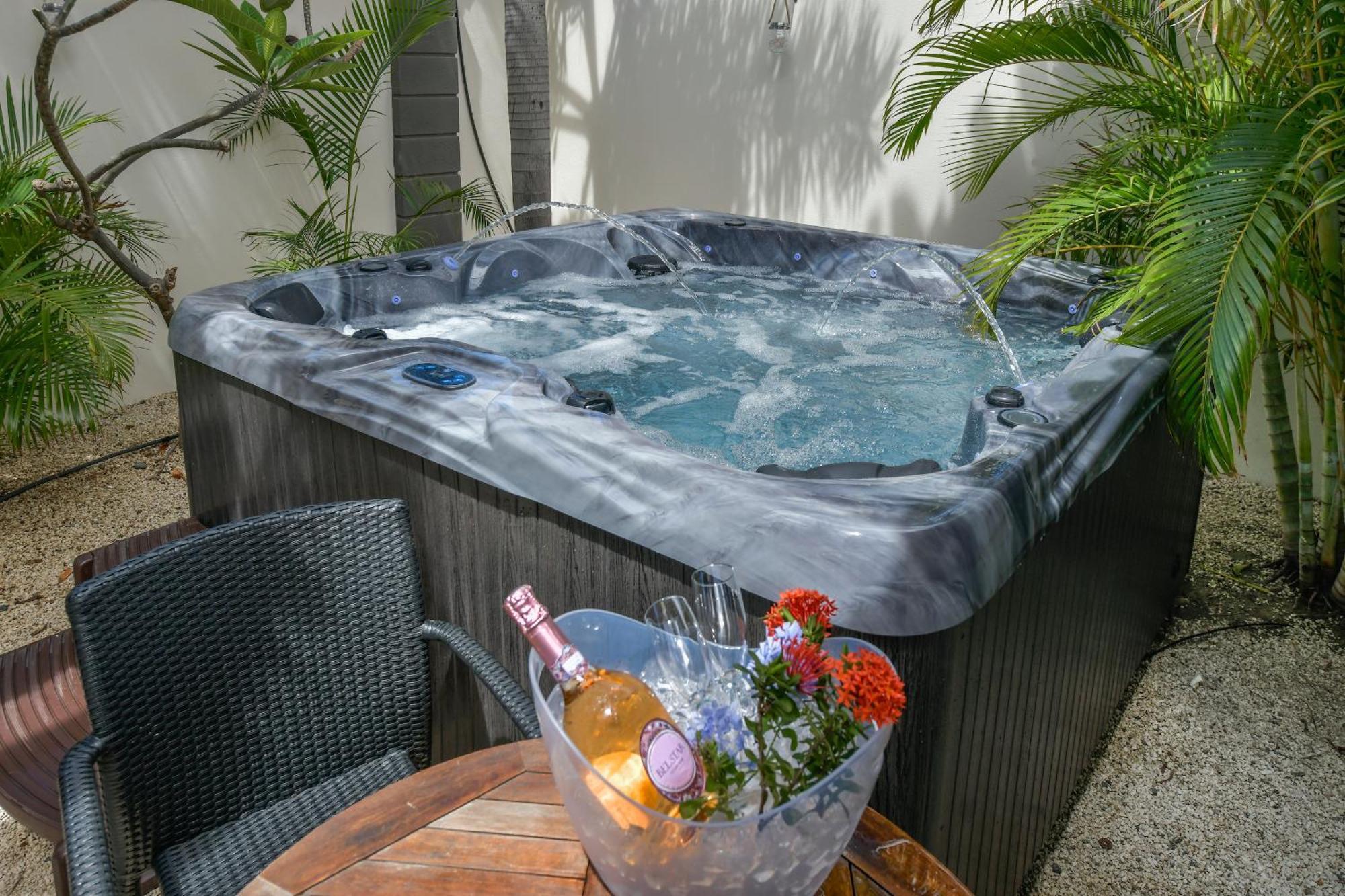 Boutique Hotel Swiss Paradise Aruba Villas And Suites Palm Beach Exteriör bild