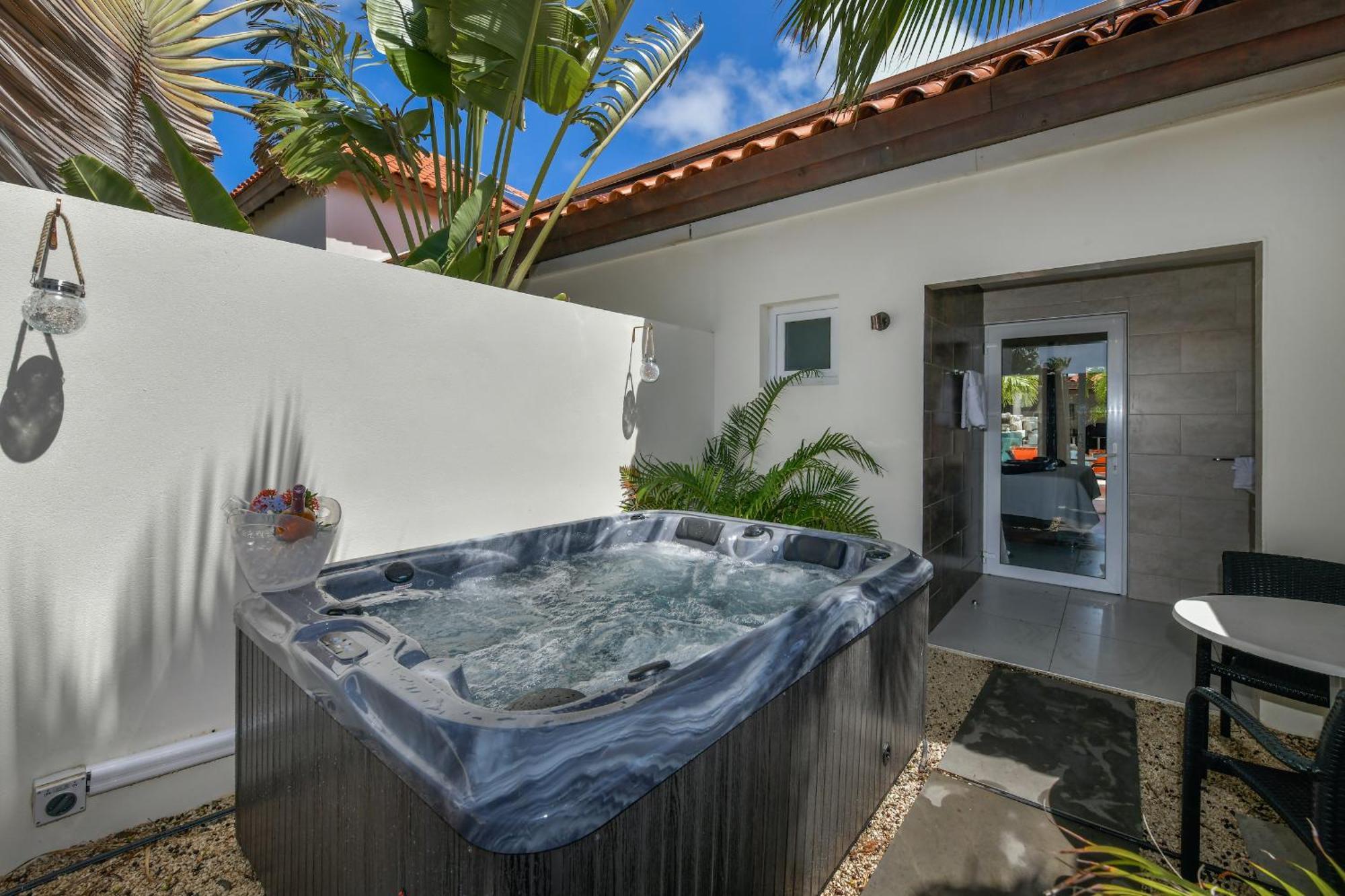 Boutique Hotel Swiss Paradise Aruba Villas And Suites Palm Beach Exteriör bild