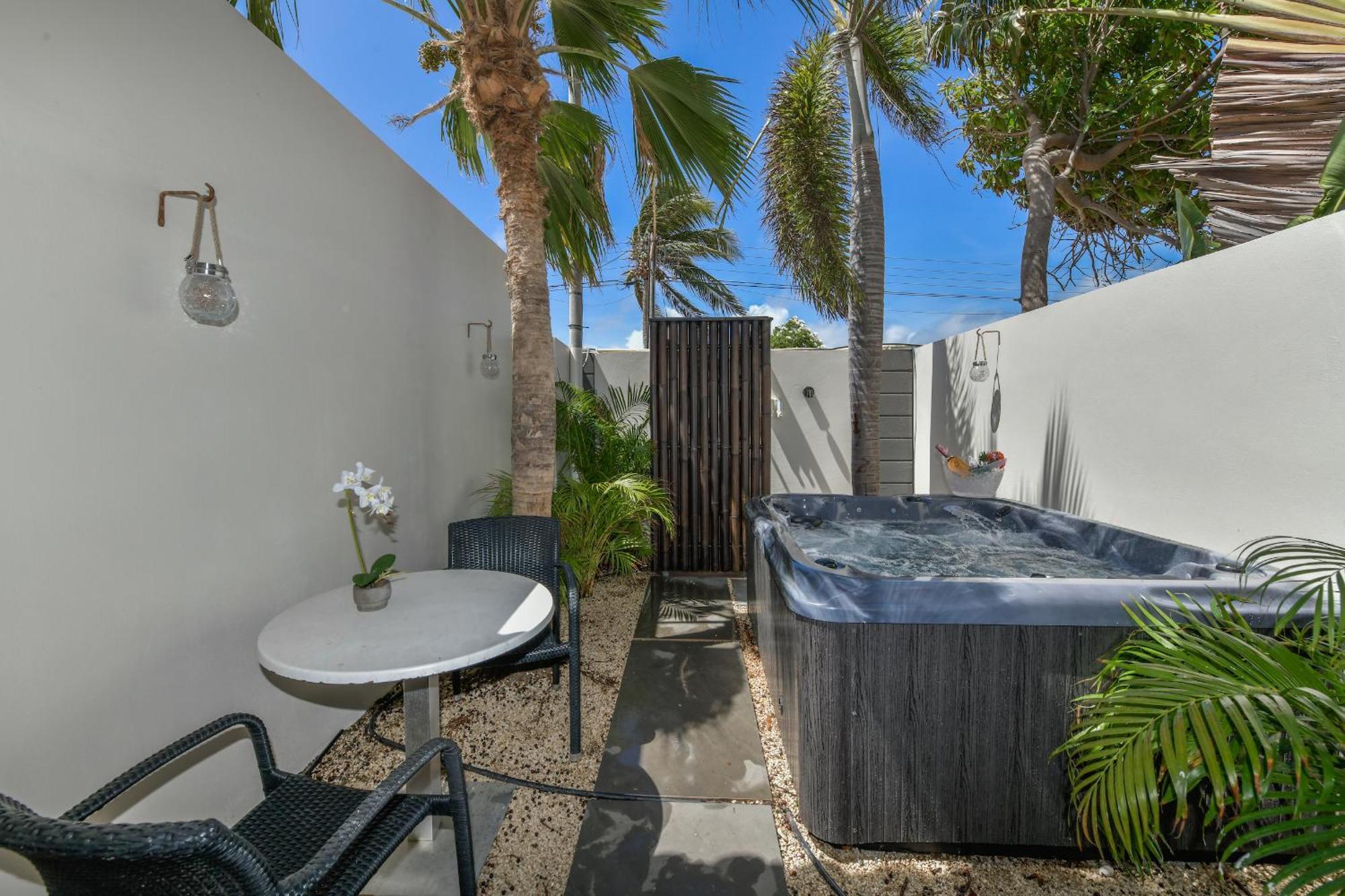 Boutique Hotel Swiss Paradise Aruba Villas And Suites Palm Beach Exteriör bild