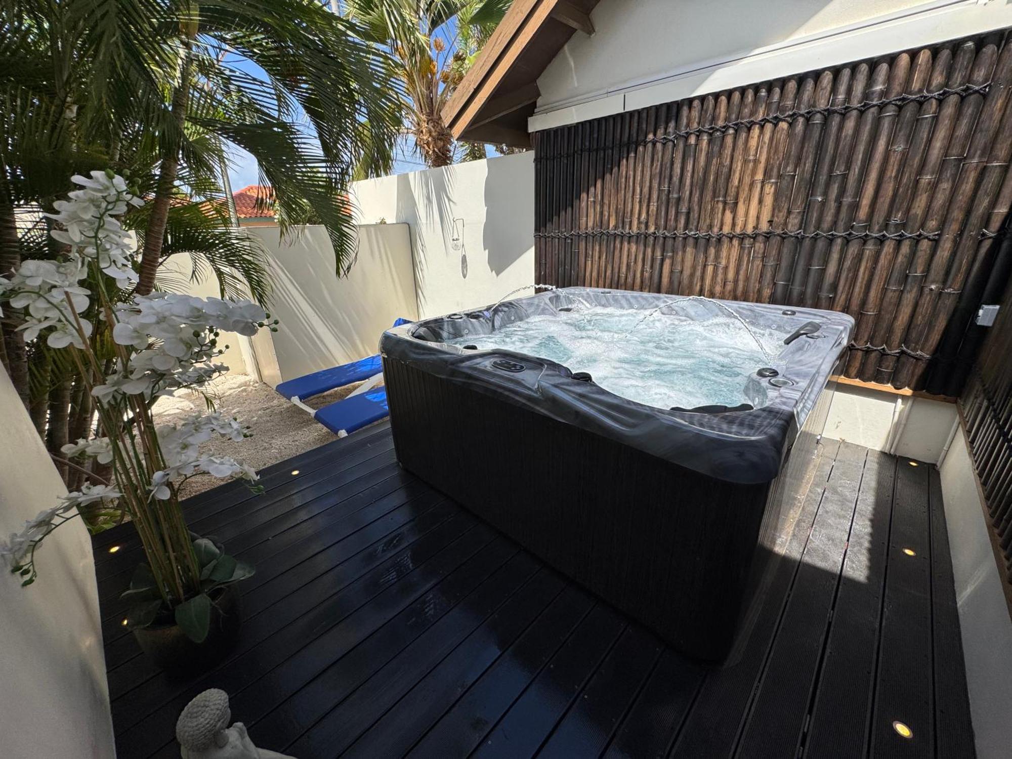 Boutique Hotel Swiss Paradise Aruba Villas And Suites Palm Beach Exteriör bild